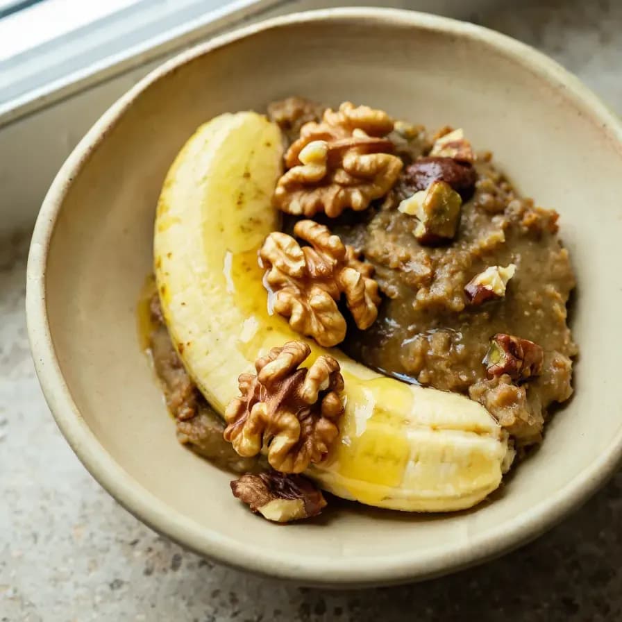 Gesunde Haferkugeln mit Erdnussbutter