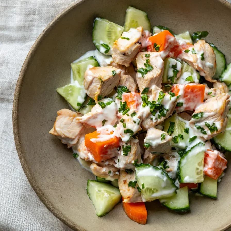 Летний салат с курицей и йогуртом