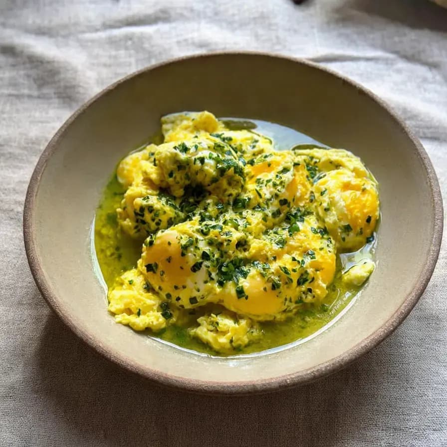 Eier mit karamellisierten Zwiebeln