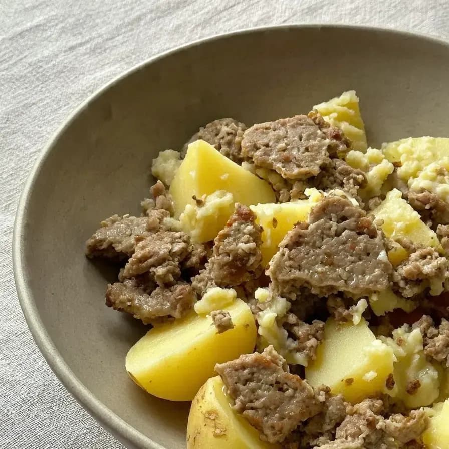 Запеченный картофель с фаршем, чесноком и йогуртом