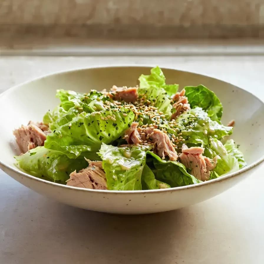 Salat mit Thunfisch und Eisbergsalat