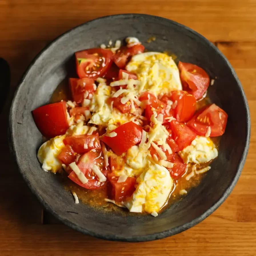 Eier mit Tomaten und Käse