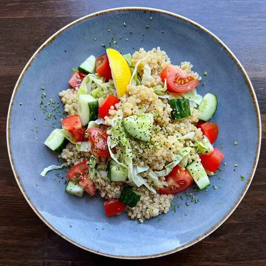 Gericht Quinoa-Salat mit wenig Kalorien
