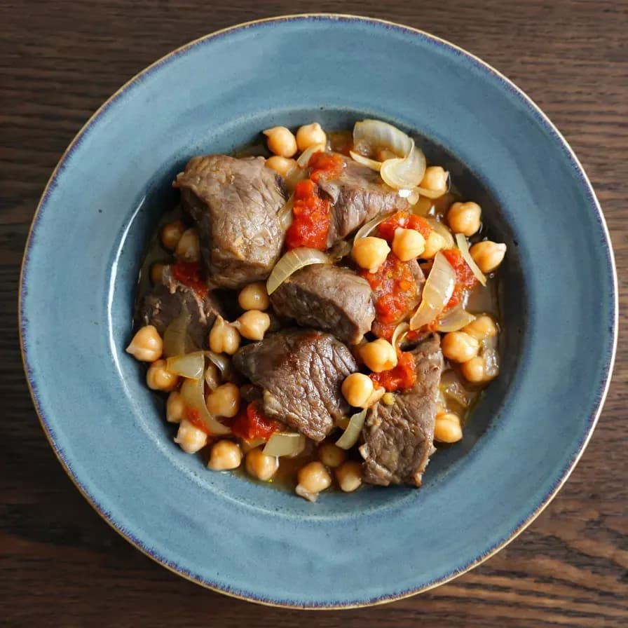 Fleisch mit Kichererbsen im Topf