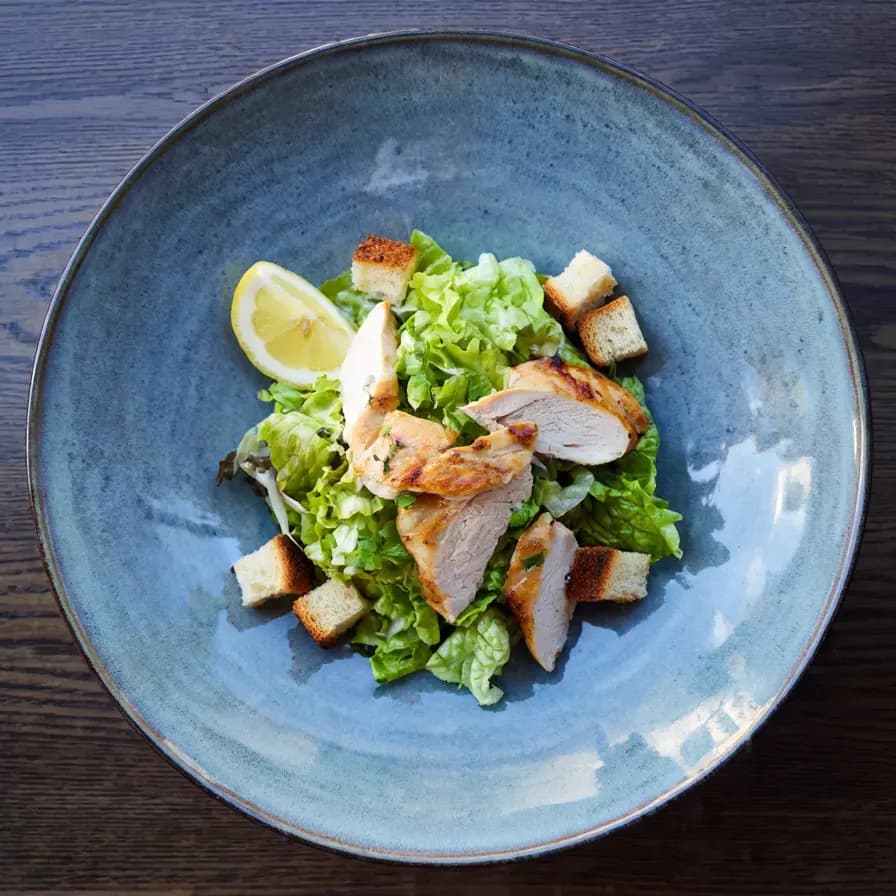 Salade César au Poulet Faible en Calories