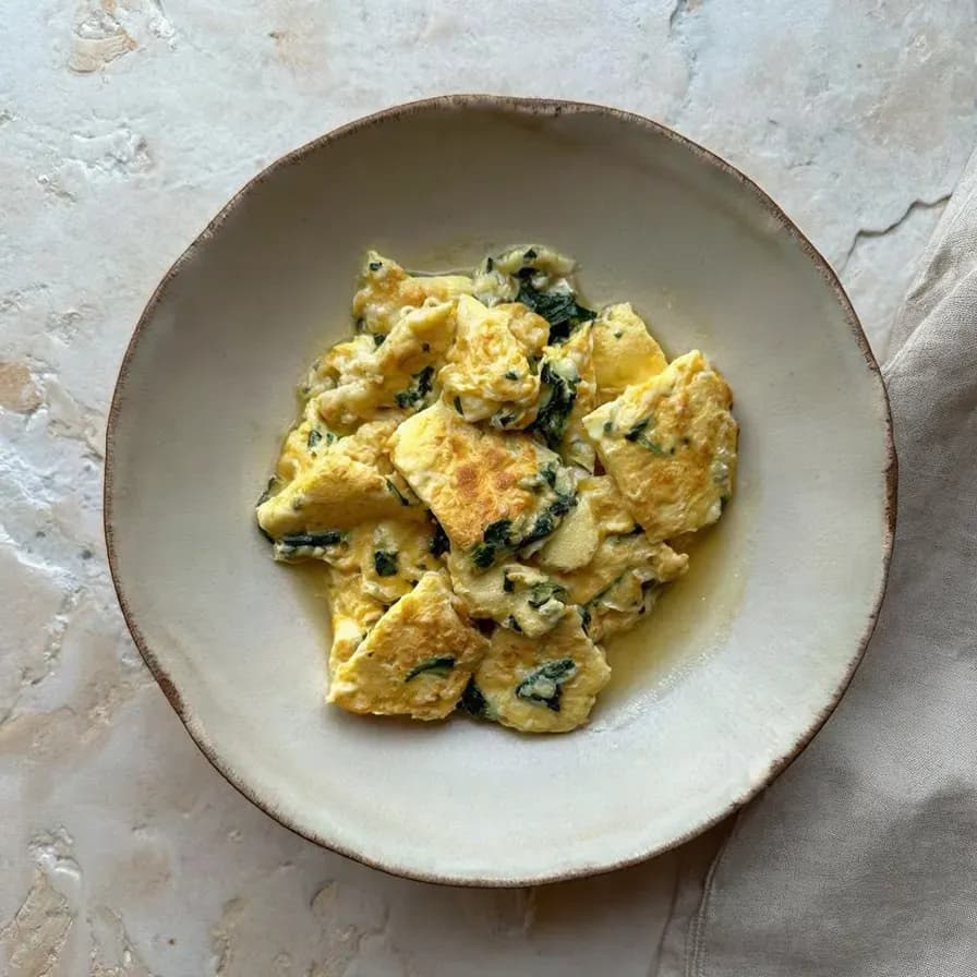 Eier mit Okra und gemischtem Kräutergemüse