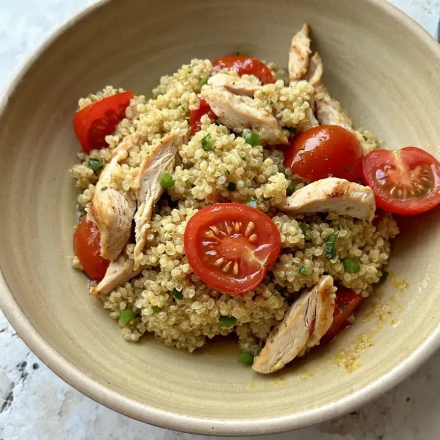Миска с киноа и курицей после тренировки