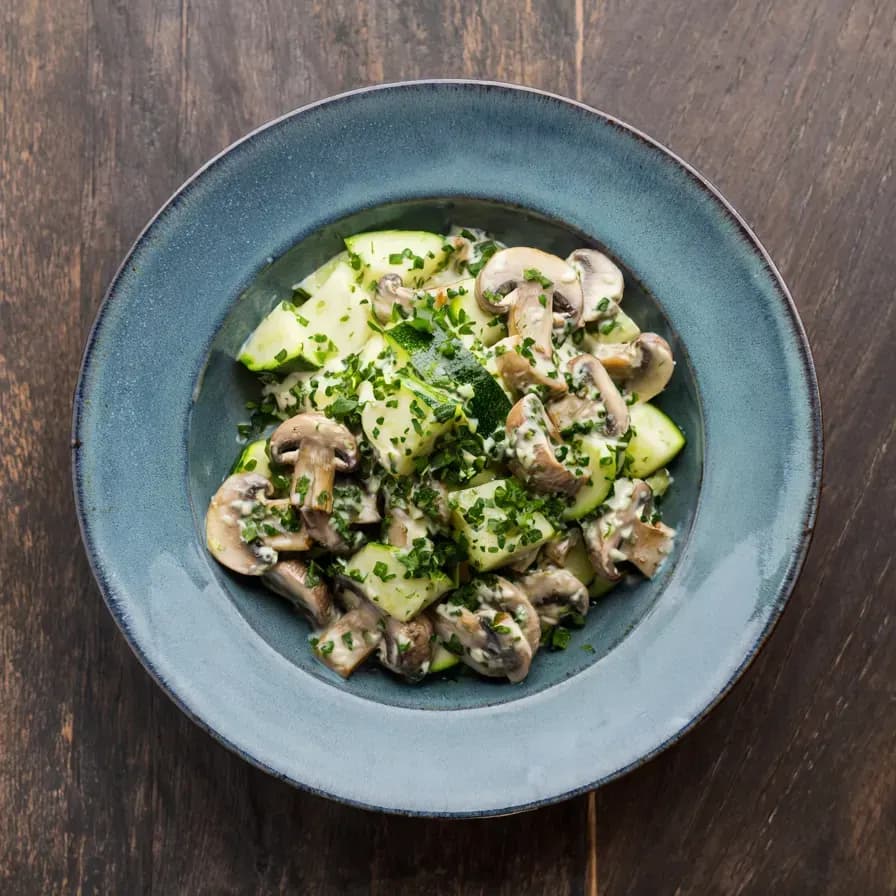 Joghurt-Aufstrich mit Pilzen, Dill und Zucchini