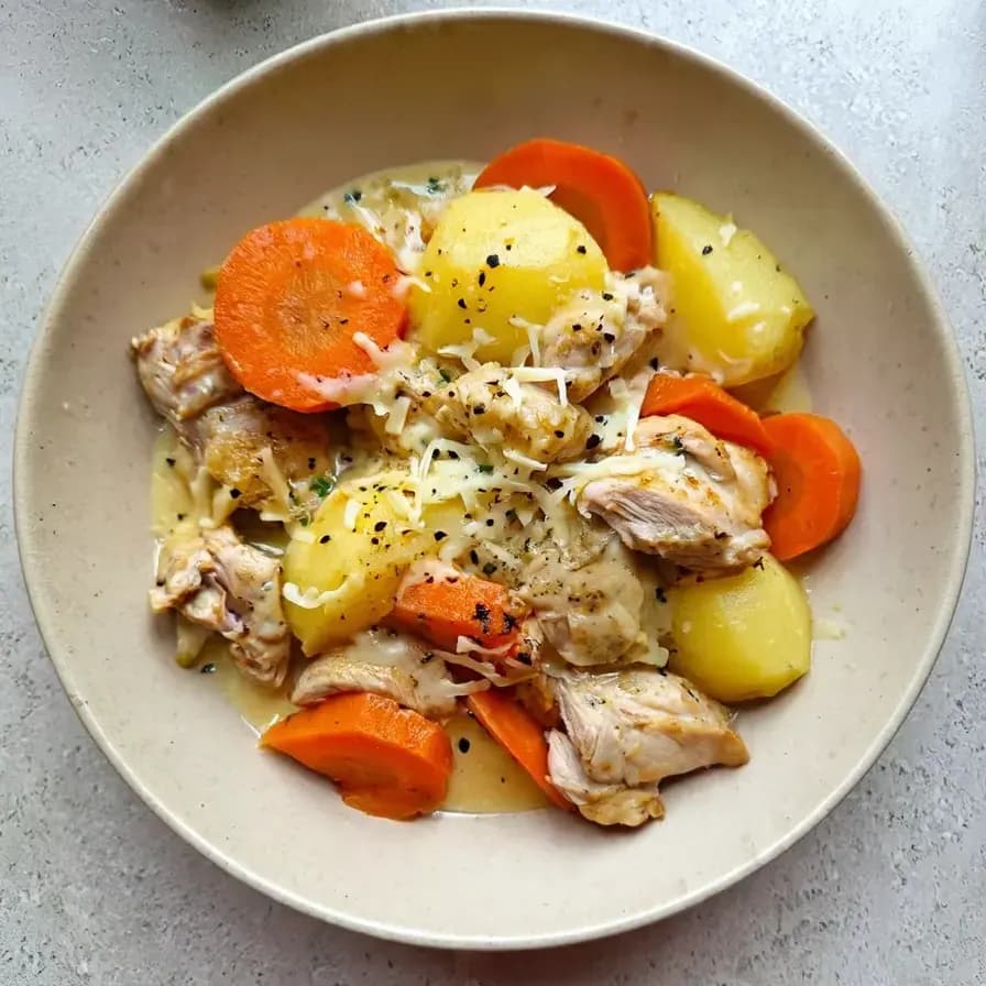 Hähnchenfilet mit Gemüse im Ofen auf Papier