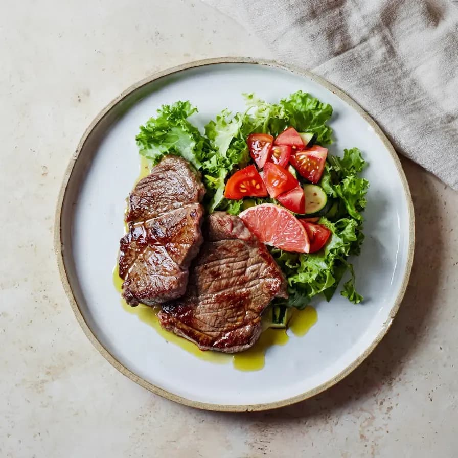 Fleisch- und Gemüseplatte mit wenig Kohlenhydraten