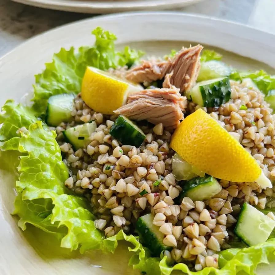 Салат с консервированным тунцом и гречкой