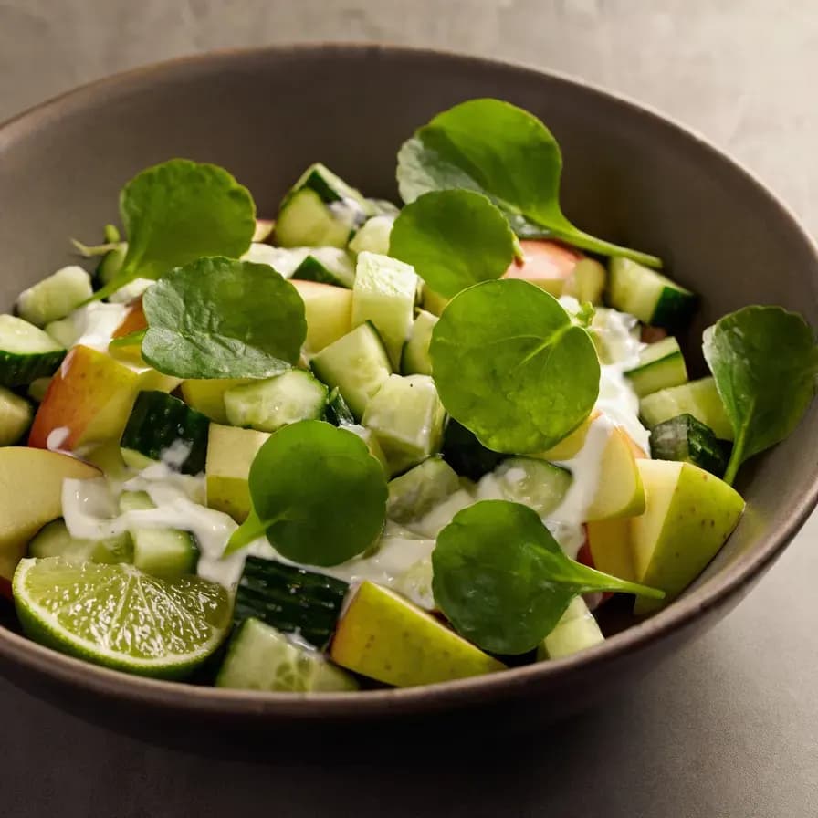 Ensalada de Berros con Ciruelas, Semillas de Calabaza y Manzana