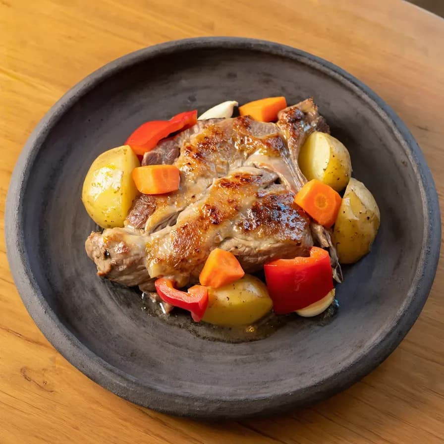 Agneau à l'os avec légumes au four