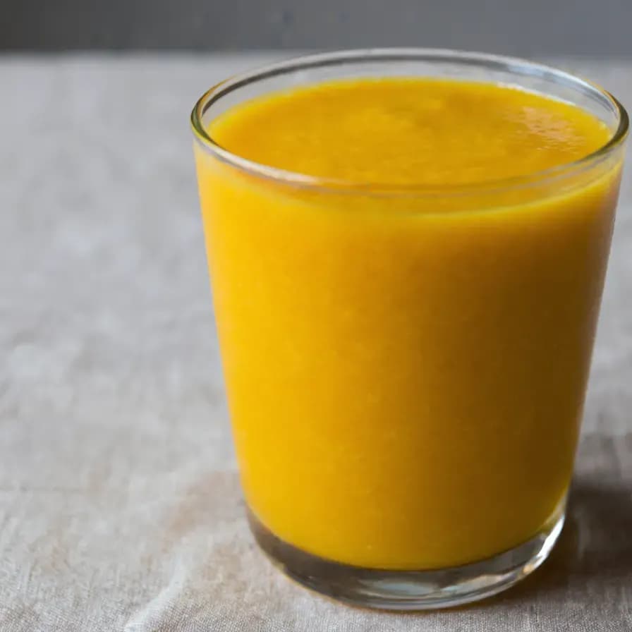 Protein-Smoothie mit Mango und Ananas