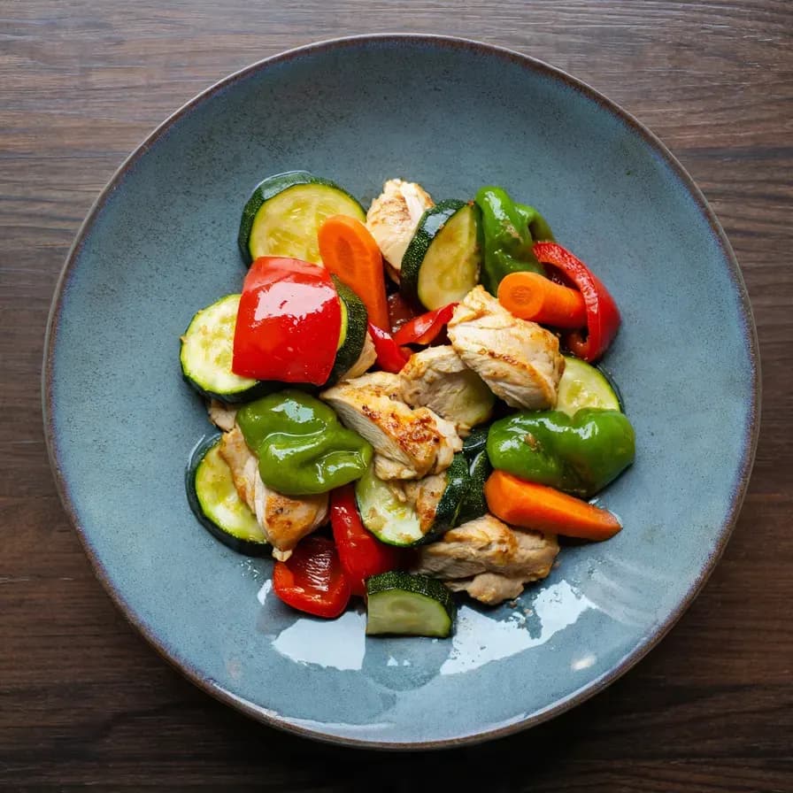 Gegrillte Hähnchenbrust mit Gemüse