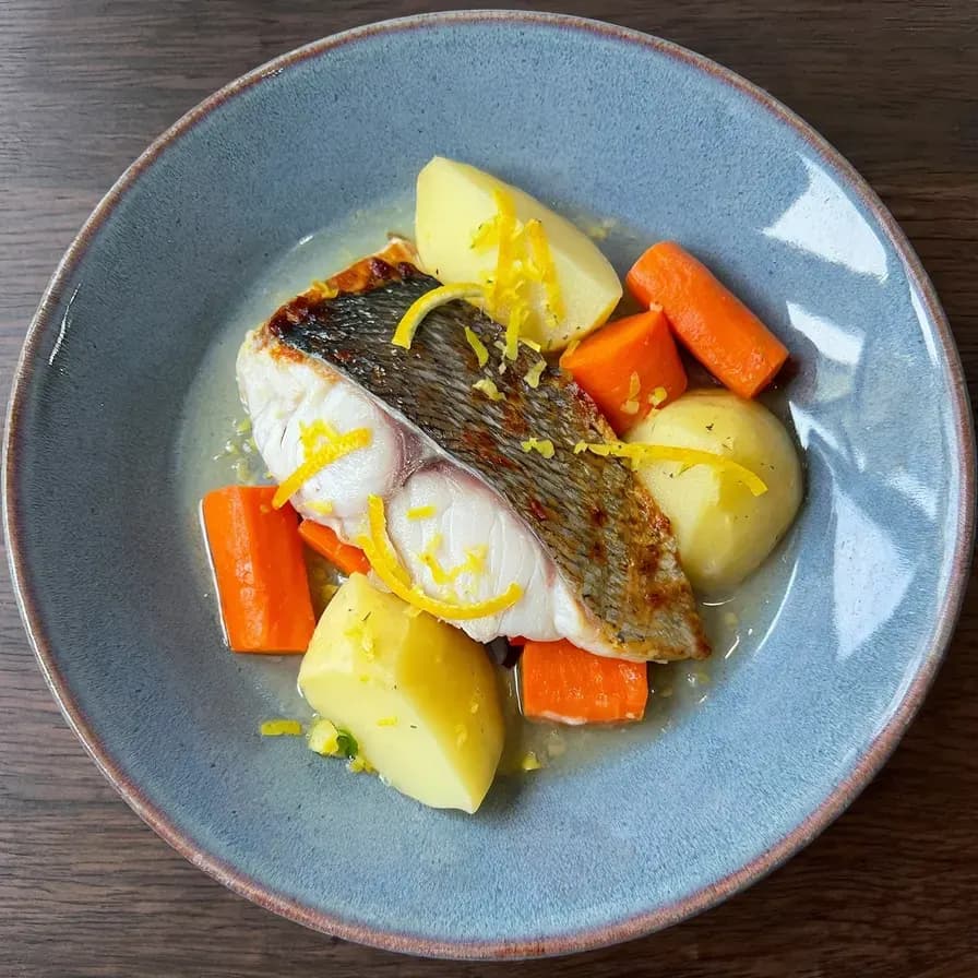 Bar de mer au four avec des légumes
