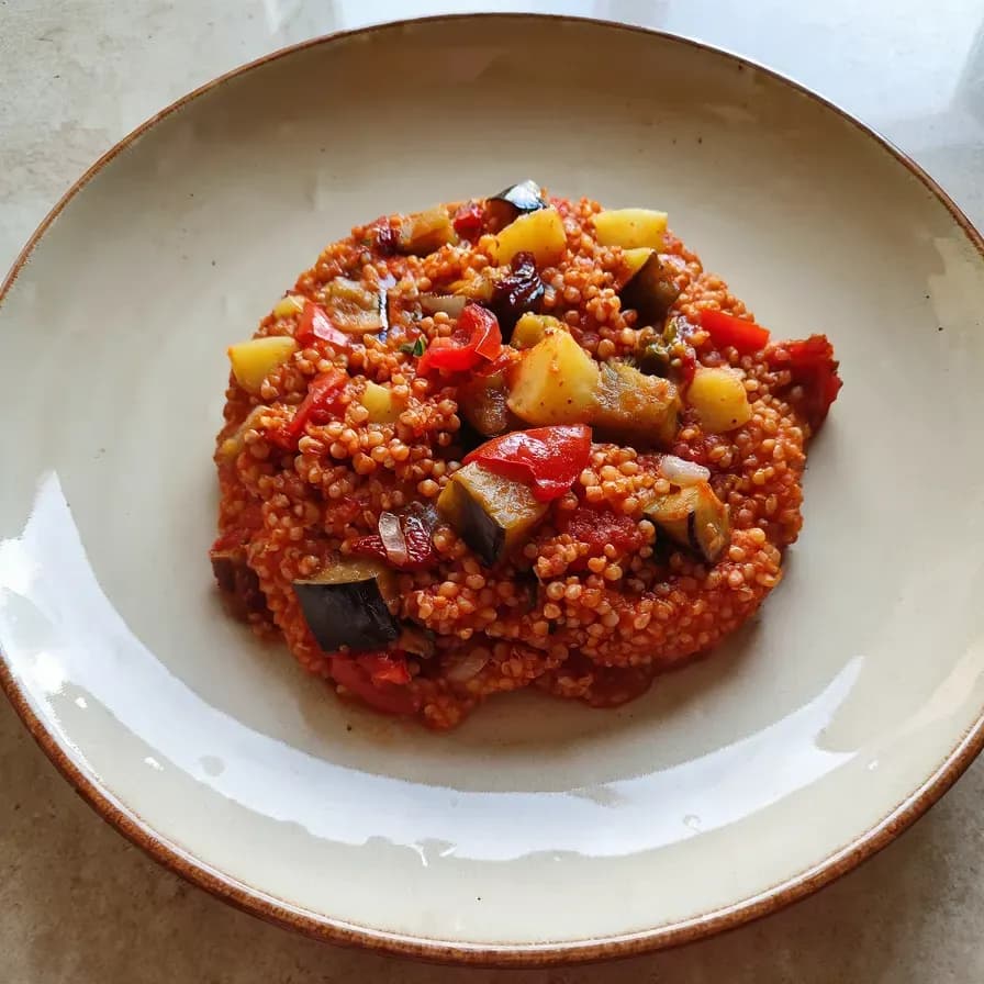 Quinoa mit getrockneten Auberginen und Tomaten