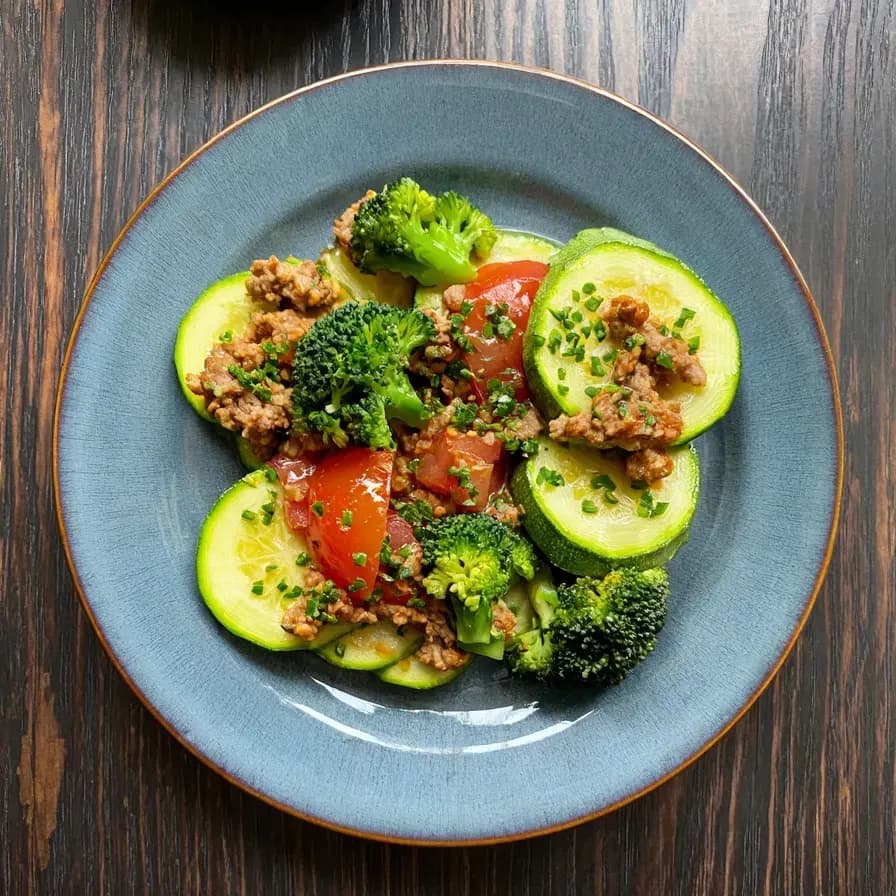 Ketogene Zucchini gefüllt mit Hackfleisch